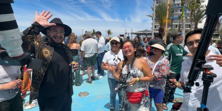 Con el sinaloense y una cerveza bien helada, en Mazatlán celebran el eclipse solar