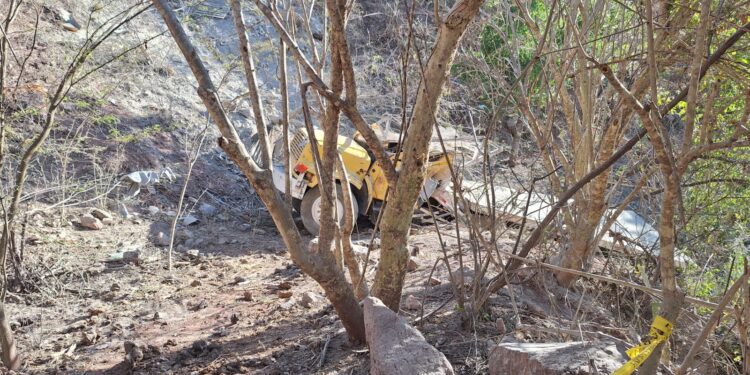 Camión de carga cae a un barranco dejando un muerto y tres lesionados en Badiraguato