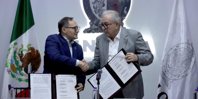 Firma Rocha convenio institucional con la UAdeO