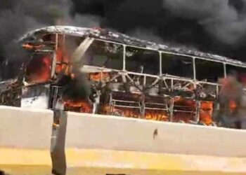 Se incendia camión de ruta federal y mueren quemados 4 pasajeros