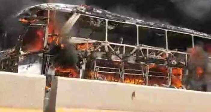 Se incendia camión de ruta federal y mueren quemados 4 pasajeros