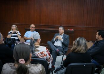 Diputado Feliciano Castro atiende a grupo de trabajadores de la Salud que acudió al Congreso del Estado