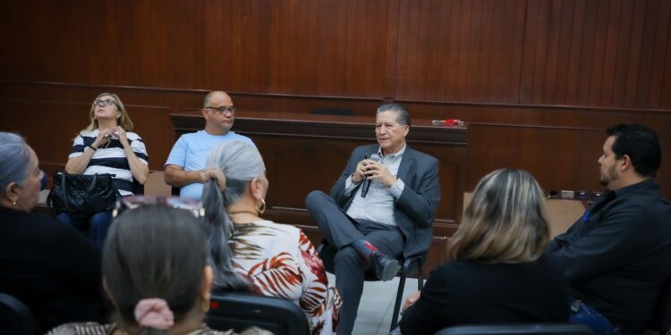 Diputado Feliciano Castro atiende a grupo de trabajadores de la Salud que acudió al Congreso del Estado