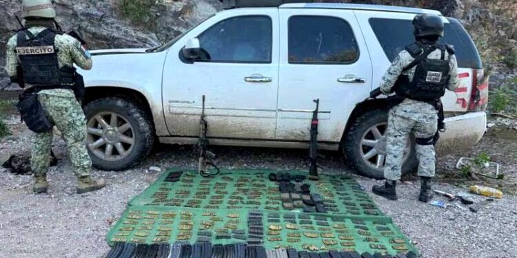 Capturan a seis hombres con un arsenal en Pitiquito, Sonora