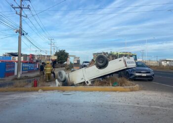Padre e hijos resultan lesionados en volcadura de camioneta