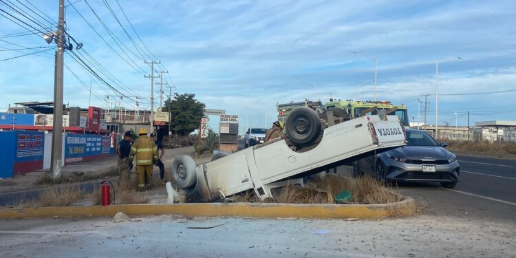 Padre e hijos resultan lesionados en volcadura de camioneta