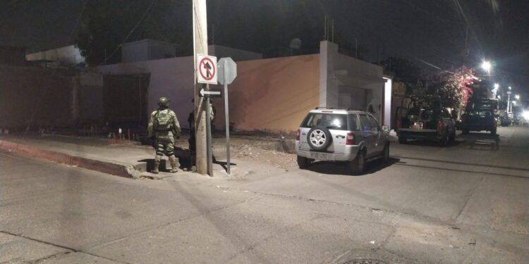 Militares y GN mantienen asegurado un inmueble en Tierra Blanca