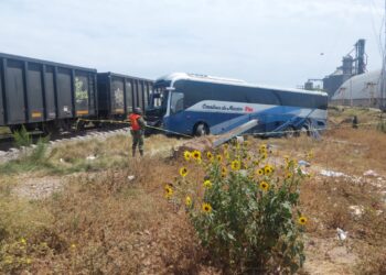 Tren arrolla un camión turístico en Angostura