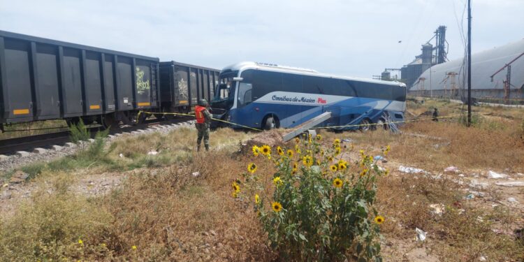 Tren arrolla un camión turístico en Angostura