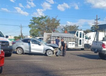 Mujer mazatelca resulta lesionada al chocar el automóvil que conducía contra un trailer