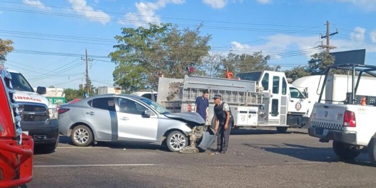 Mujer mazatelca resulta lesionada al chocar el automóvil que conducía contra un trailer
