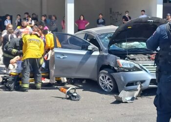 Choque de auto compacto y camioneta deja madre e hija lesionada