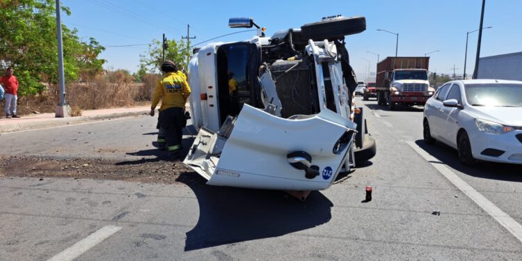 Chocan dos unidades de carga y un y automóvil en el Libramiento; dos personas resultan heridas