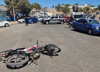 Circulaban “reparando” la motocicleta y se estrellaron contra un automóvil
