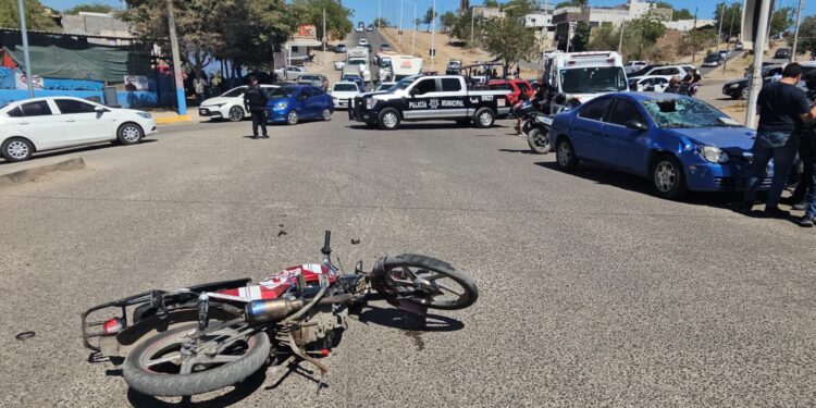 Circulaban “reparando” la motocicleta y se estrellaron contra un automóvil