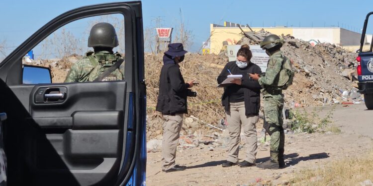 Hallan a un hombre asesinado y envuelto en una colcha color beige