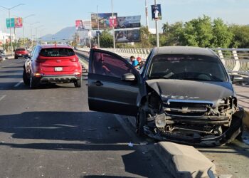 Dos heridos y cuantiosos daños materiales deja choque y carambola sobre el puente del Río Culiacán