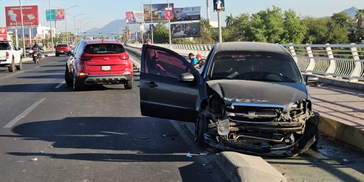 Dos heridos y cuantiosos daños materiales deja choque y carambola sobre el puente del Río Culiacán