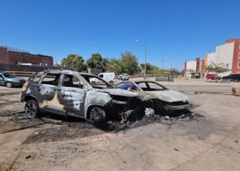 Se queman dos automóviles durante un choque en Hacienda del Valle