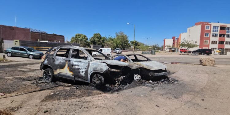 Se queman dos automóviles durante un choque en Hacienda del Valle