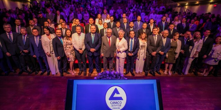 Rocha toma protesta a nueva presidenta de Canaco Culiacán