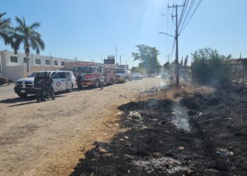 Incendian baldio en Terranova alcanzando un taller y un depósito de vehículos