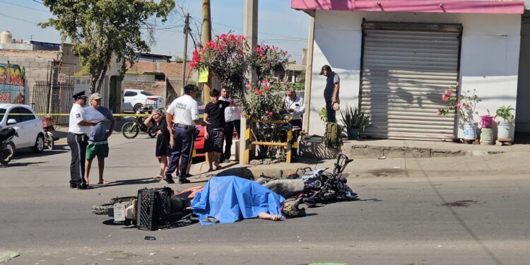 Choque de motocicletas deja un muerto y un herido en la colonia López Mateos