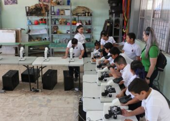 Lleva CONFÍE la ciencia a niñas y niños de la comunidad de “Chinitos”, Angostura