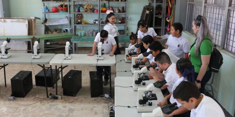 Lleva CONFÍE la ciencia a niñas y niños de la comunidad de “Chinitos”, Angostura