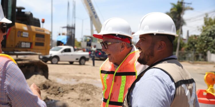 Supervisa Rocha obras viales en Mazatlán