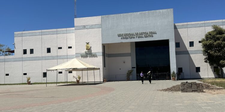 Juez difiere audiencia de la UAS por ausencia  y cambio de abogados