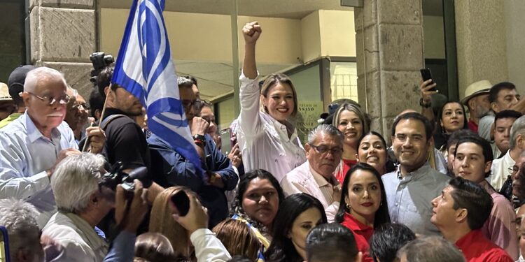 “Vamos a sacar a los malos gobiernos”: candidata a alcaldesa y diputados al registrarse ante el IEES
