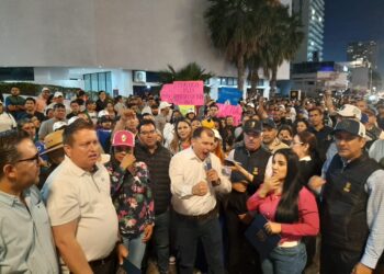 Universitarios reciben al Presidente López Obrador en Mazatlán y solicitan su intervención para que se respete la autonomía de la UAS, se reinstale al Rector y cesen los ataques políticos