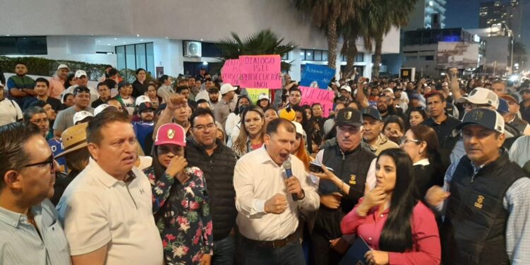 Universitarios reciben al Presidente López Obrador en Mazatlán y solicitan su intervención para que se respete la autonomía de la UAS, se reinstale al Rector y cesen los ataques políticos