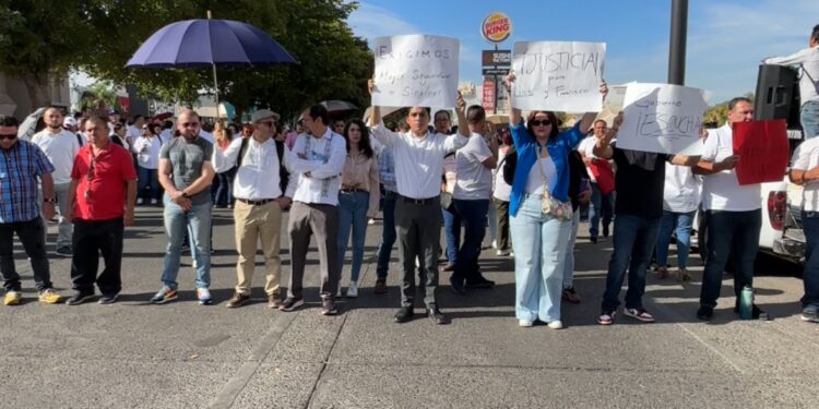 Pasistas se plantan en la fiscalía para exigir la localización de candidato del PAS y su acompañante