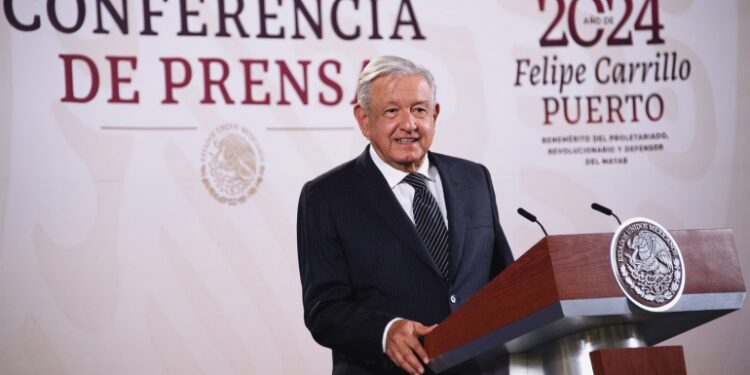 López Obrador anuncia incremento salarial del 10% para maestros de educación básica