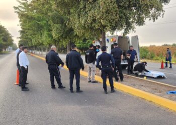 Motociclista muere en accidente y desconocidos le roban la unidad en Navolato