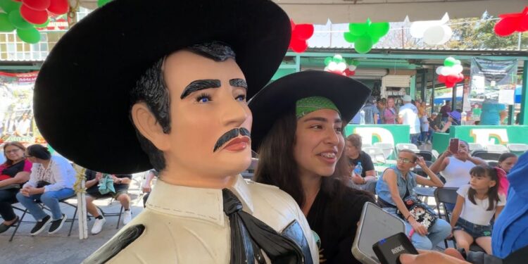 Miles de fieles devotos llevan mañanitas y flores a Malverde en su 115 Aniversario Luctuoso