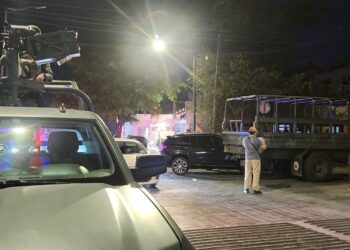 Camión de soldados choca contra camioneta en la Burócrata; no hubo personas lesionadas