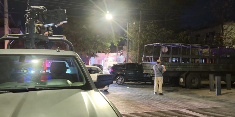 Camión de soldados choca contra camioneta en la Burócrata; no hubo personas lesionadas