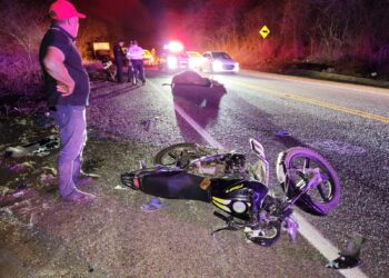 Padre e hijo lesionados al chocar motocicleta contra una vaca en Imala