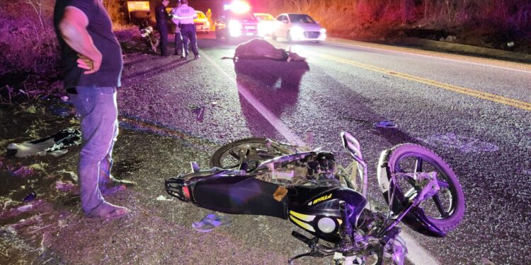 Padre e hijo lesionados al chocar motocicleta contra una vaca en Imala