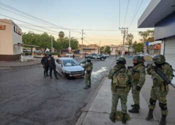 Roban automóvil a mano armada y lo chocan momentos después