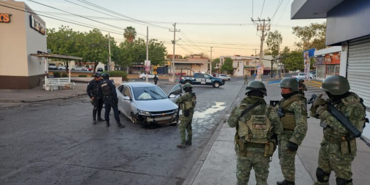Roban automóvil a mano armada y lo chocan momentos después