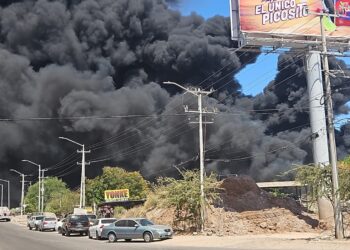 Se incendia yarda en El Ranchito; las llamas y el humo se observa a kilómetros 