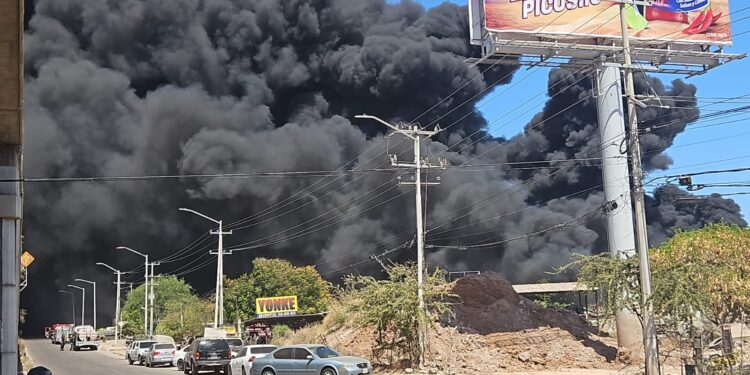 Se incendia yarda en El Ranchito; las llamas y el humo se observa a kilómetros
