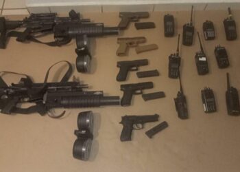 Policía Estatal asegura armamento y vehículos, uno de ellos blindado; los dueños huyen a pié