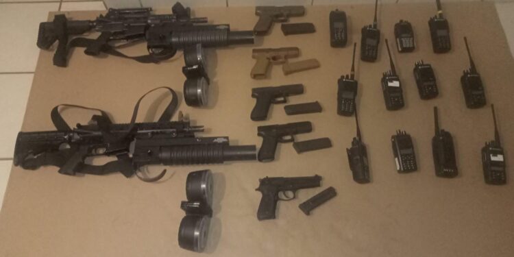 Policía Estatal asegura armamento y vehículos, uno de ellos blindado; los dueños huyen a pié