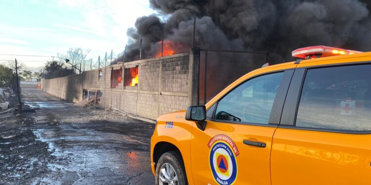 Incendio en almacén de combustible esta controlado casi en su totalidad: Protección Civil