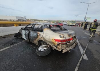 Chocan dos autos por alcance y uno se incendia en “La Costerita”